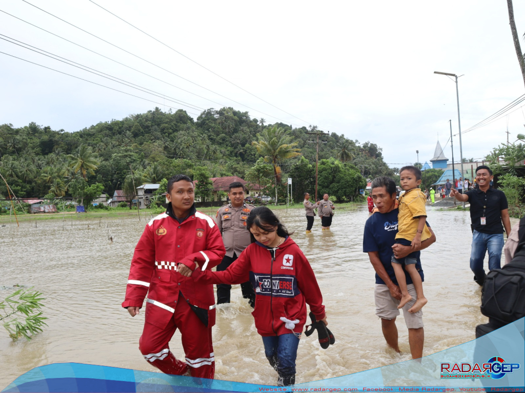 Banjir di Nias Selatan, Polisi Bantu dan Evakuasi Warga dengan Sigap